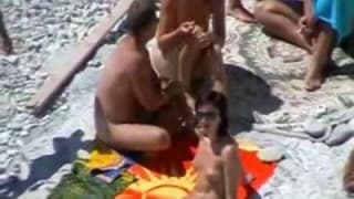 Casais vão foder na praia