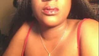 Vibrador negro na buceta frente à câmera