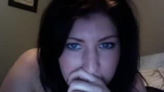 Uma morena madura se masturba frente a sua camera de video internet