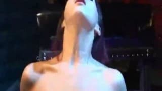 Katsuni amarrada com cadeias Katsuni amarrada com cadeias