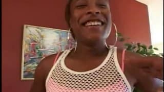 Verga enorme para jovem bem feitinha