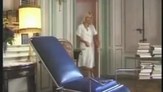 Uma mulher grávida chupa a verga do doutor