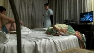 Uma camera filma um jovém casal