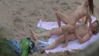 Um voyeur capta um 69 de um casal amador na praia