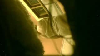 Mulher nua na casa de banho a ser filmada