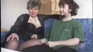 Esta velha vai seduzir um jovem Esta velha vai seduzir um jovem