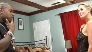 Uma madura chupa lindo preto