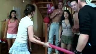 jovem estudante loira está treinando com este pinto jovem estudante loira está treinando com este pinto