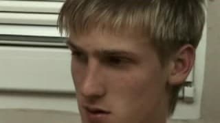 O jovem gay repuxa o pau frente ao espelho O jovem gay repuxa o pau frente ao espelho