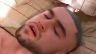 Dois amigos árabes a divertir-se muito