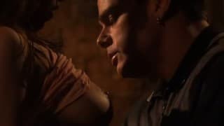 Uma morena quente entrega-se por completo Uma morena quente entrega-se por completo