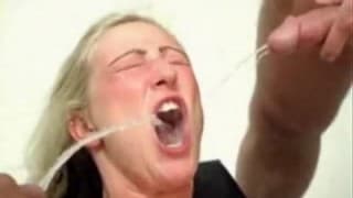Urina em abondancia para uma loira madura Urina em abondancia para uma loira madura