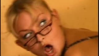 Mulher com óculos vai gemer de prazer Mulher com óculos vai gemer de prazer