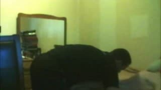 O negro aprecia o pênis do amigo