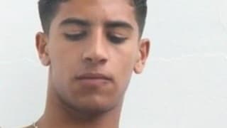 Ele masturba-se depois de ver revista Ele masturba-se depois de ver revista