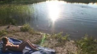 Três garotos fudendo uma garota bêbada! Três garotos fudendo uma garota bêbada!