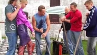 Uma garota glamorosa fodida por vários machos Uma garota glamorosa fodida por vários machos