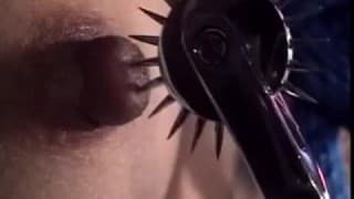 Bondage de uma asiática que nem consegue mover um dedo Bondage de uma asiática que nem consegue mover um dedo