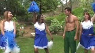 Cheerleader fodida ao ar livre Cheerleader fodida ao ar livre