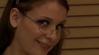 Colegial brincando com alguns vibradores Colegial brincando com alguns vibradores