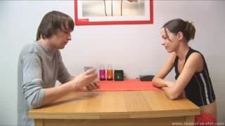 Ivana transando na mesa da cozinha