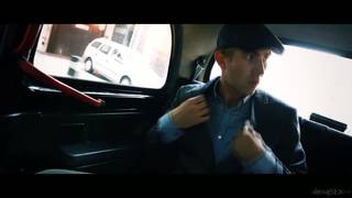 Danny D fode no sofá