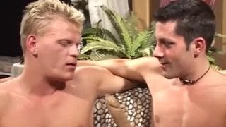 Sessão gay com um loiro e um moreno