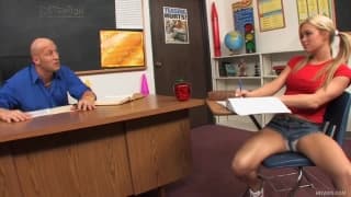 Crista Moore- Estudante com tesão e peitos enormes