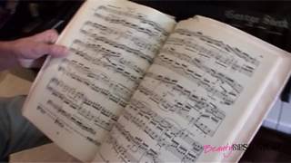 Kate fode com seu professor de piano