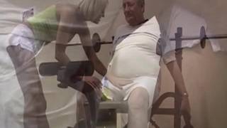 Martine brinca com o pênis de um velho