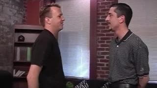 Amigos gays fodem juntos na sala de estar