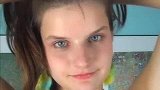 Uma menina bonita que se toca delicadamente Uma menina bonita que se toca delicadamente