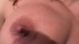 Candy, uma morena com big boobs para um cara de sorte Candy, uma morena com big boobs para um cara de sorte