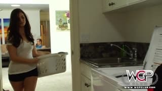 Morena esguichando e tomando piroca grossa