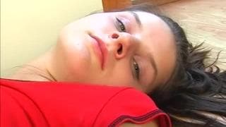 A bela morena nos excita com sua masturbação feminina