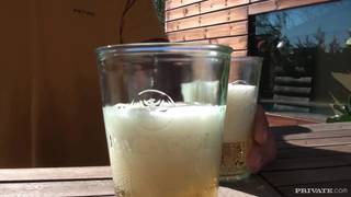 Ivana Sugar fode depois de dançar na beira da piscina