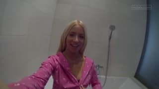 Kiara é uma gostosa que se filma no chuveiro Kiara é uma gostosa que se filma no chuveiro