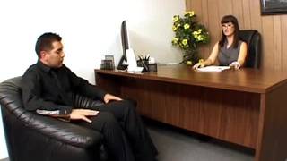 Carrie Ann quer fazer muito sexo no escritório