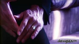 Donna Bell em uma cena de sedução a três