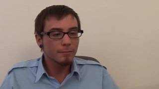 Kylie G. Worthy fode seu empregado nerd