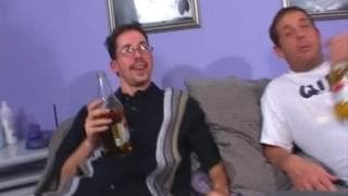 A babá chama seu amigo para se divertir A babá chama seu amigo para se divertir