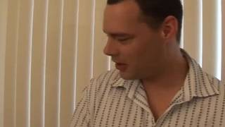 Kat Kleevage fode bem com seu colega