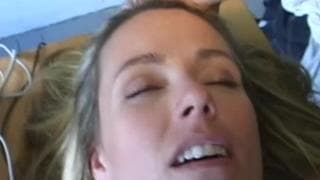 Ele conhece uma loira e transa com ela em casa Ele conhece uma loira e transa com ela em casa