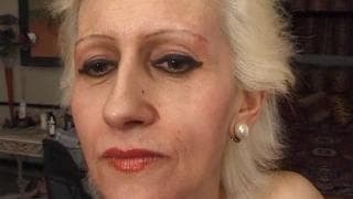 A vovó toma um gangue bangue e raspa sua buceta