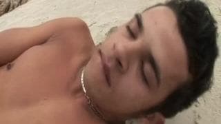 Dois gay numa foda gostosa na praia Dois gay numa foda gostosa na praia