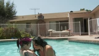 Joanna Angel e Brittany Lynn fodem na piscina