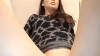 Morena sexy masturba-se para nós na camera