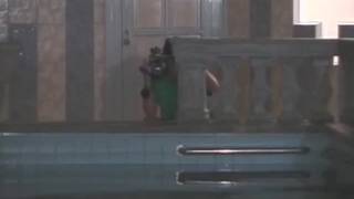 Uma morena tesuda desfruta de um pau na boca