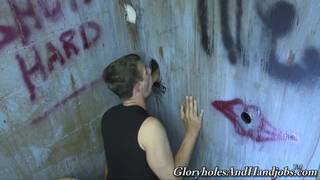 Mark vai lamber o rabo de um desconhecido