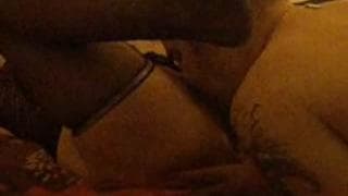 Este homem dá-lhe um bom tempo a sua menina